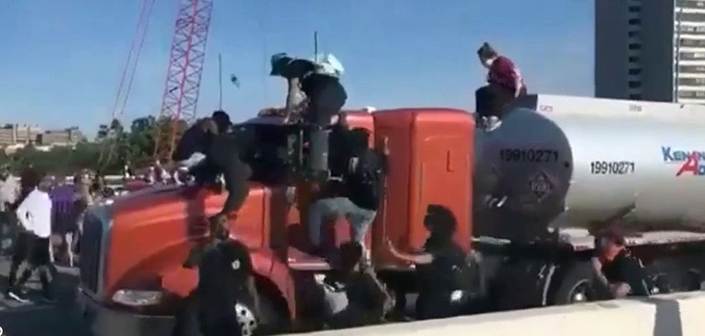 Minneapolis : un camion-citerne force le passage parmi les manifestants, son chauffeur arrêté