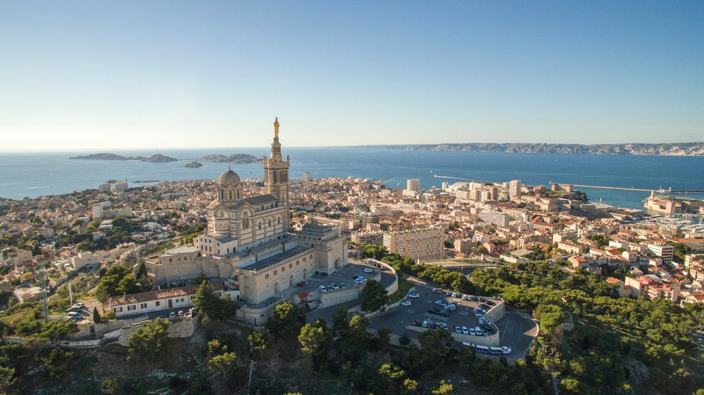 EN DIRECT - Macron au chevet de Marseille pour redonner un nouveau souffle à la ville