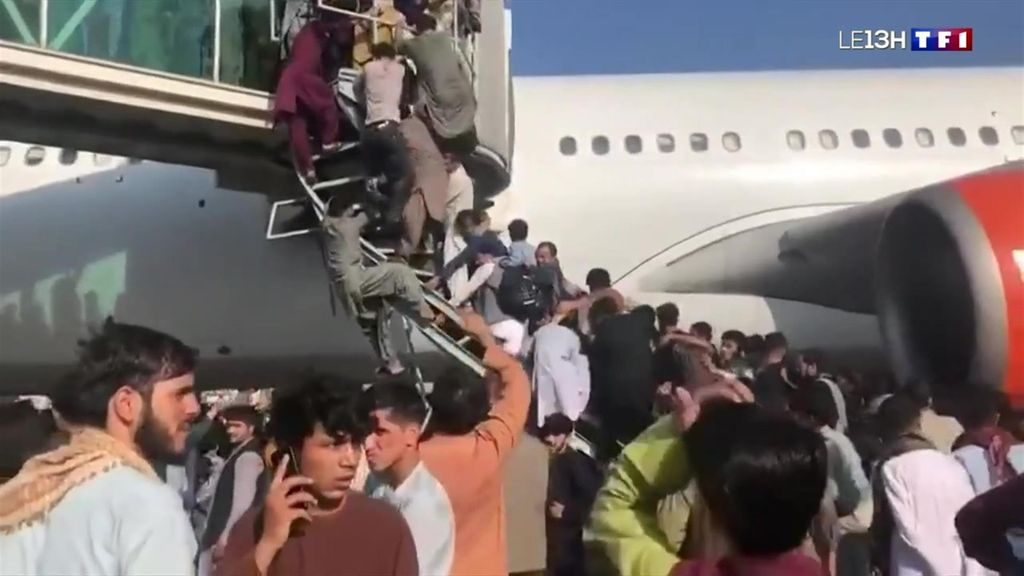 Chaos à l'aéroport de Kaboul, où des milliers de personnes tentent de fuir les talibans