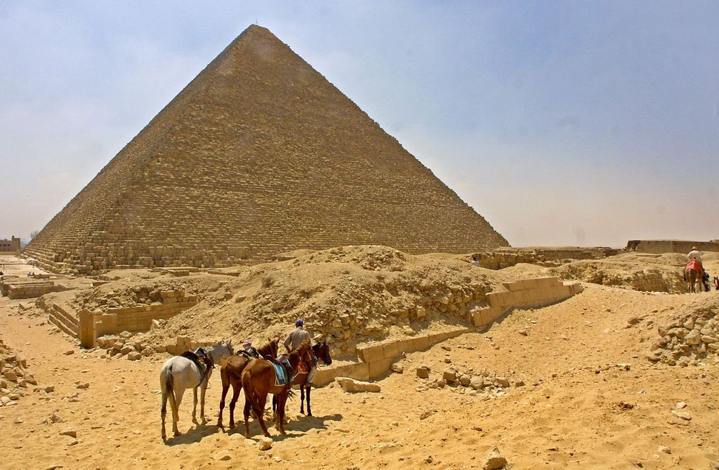 Egypte : 17 blessés dans une explosion visant des touristes près des pyramides