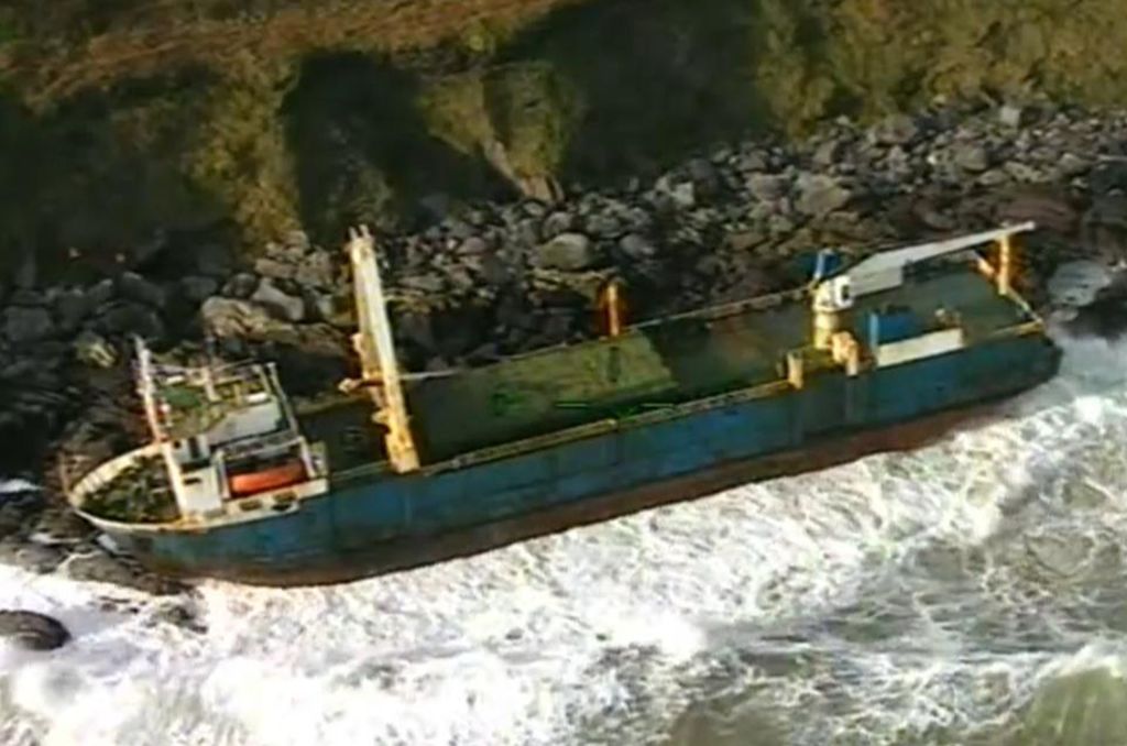 Tempête Dennis : un vaisseau fantôme s'échoue en Irlande après plus d'un an à dériver sans équipage