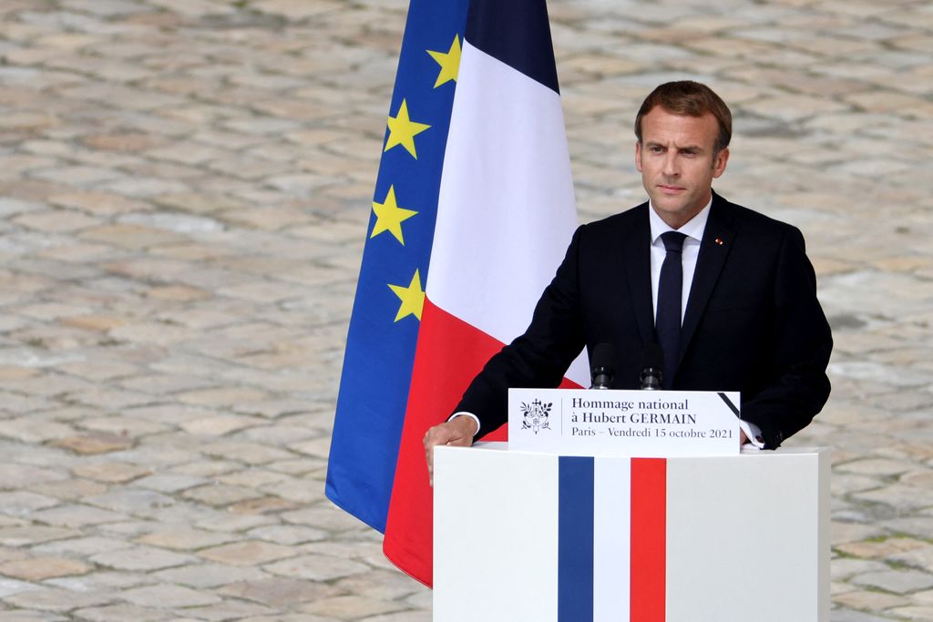 VIDÉO - Hommage national à Hubert Germain : Macron salue 