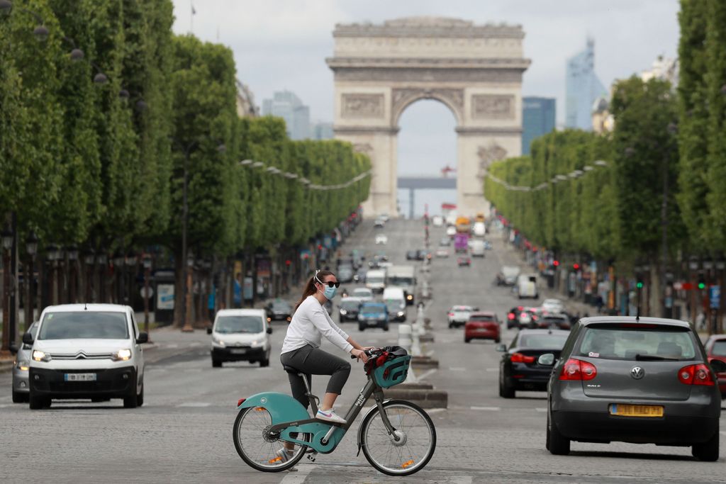 Paris : un automobiliste en fuite tue un cycliste