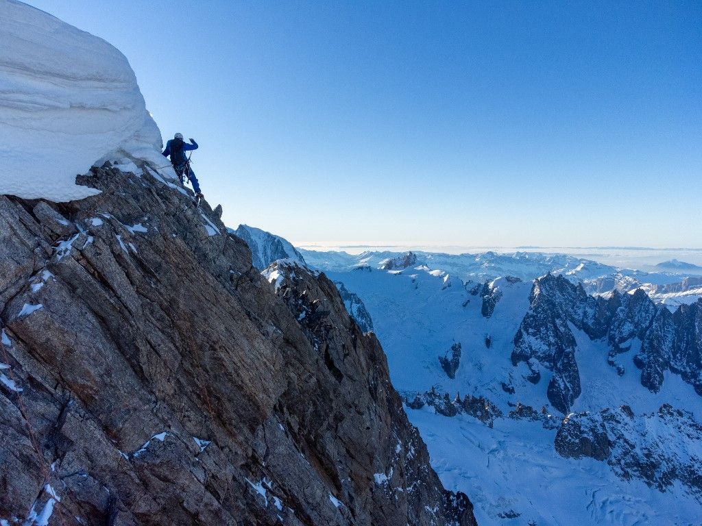 VIDÉO - Mont Blanc : l'exploit inédit d'un alpiniste ayant gravi, seul et en hiver, la face nord des Grandes Jorasses