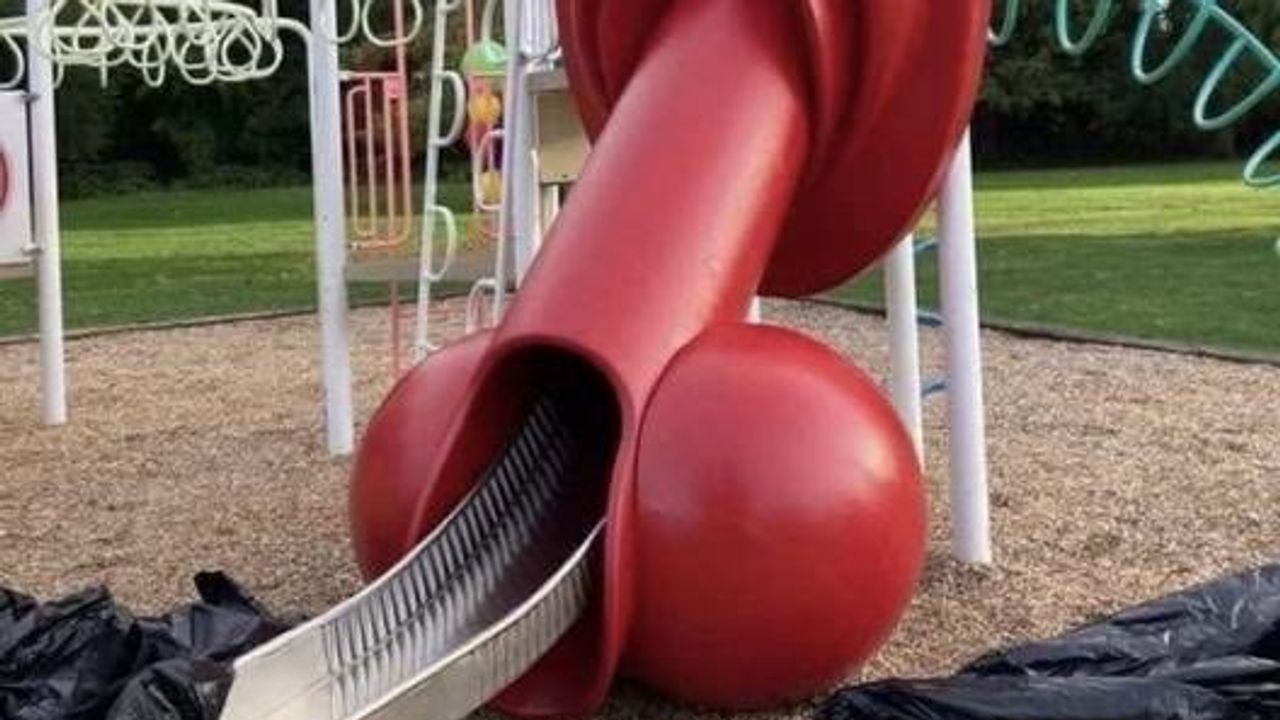 No, the Paris town hall has not installed an obscene slide in a school thumbnail