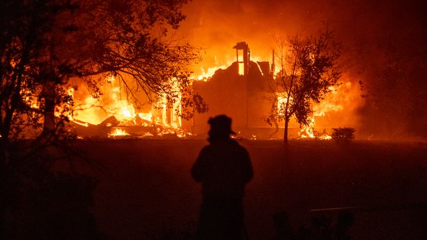 PHOTOS - La Californie plongée dans la désolation après l'incendie de dizaines de milliers d'hectares