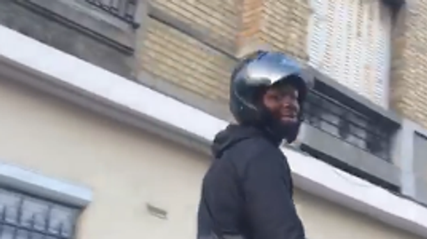 A cheval avec un casque de moto dans les rues de la ville, ce jeune habitant de Montreuil fait le buzz