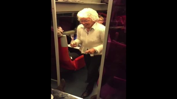 VIDÉO - A 82 ans, une mamie fait le poirier dans le TGV 