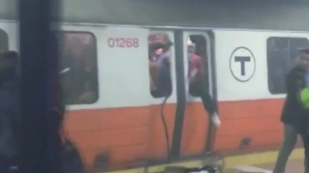 VIDÉO - Panique dans le métro de Boston, des passagers brisent les vitres pour s'enfuir