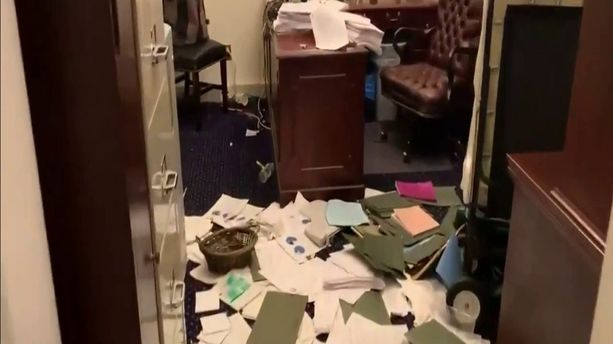 VIDÉO - Les images des dégâts à l'intérieur du Capitole, envahi par des pro-Trump