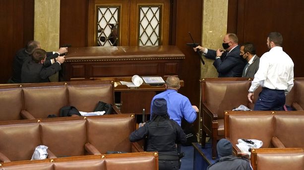 Armes dégainées en plein Capitole, drapeau confédéré brandi dans les couloirs, pieds sur le bureau de la speaker Nancy Pelosi… L’envahissement du Capitole par des militants pro-Trump a donné lieu à des scènes à peine croyables.