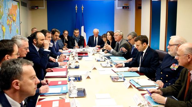 Coronavirus : Riester testé positif, le directeur de cabinet de Macron confiné : quel protocole pour le chef de l'État et ses ministres ?