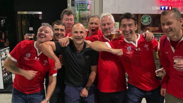Coupe du monde de rugby : l’arbitre de Galles-France s’excuse pour sa photo avec les supporters gallois (et a été écarté des demi-finales)
