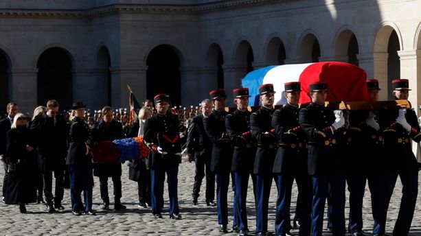 VIDÉO – "Emmenez-moi" : le cercueil de Charles Aznavour quitte les Invalides sur sa célèbre chanson