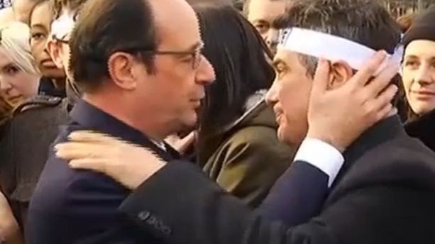 Charlie Hebdo : l'accolade émouvante entre François Hollande et Patrick Pelloux