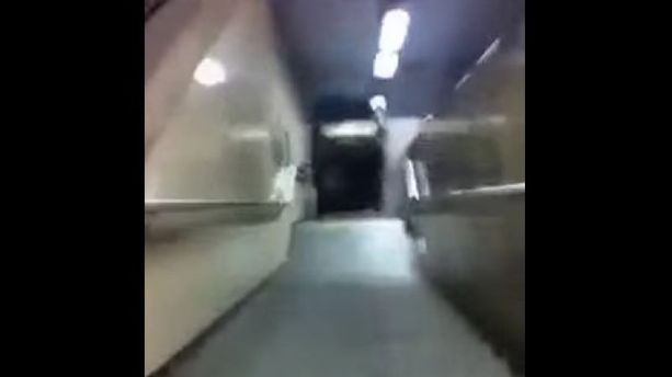Le fait divers du jour : ils poussent une voiture dans les escaliers du métro
