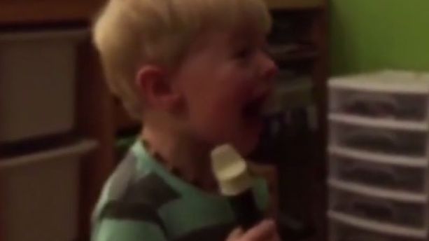VIDÉO – Ce petit garçon sourd entend son propre son à la flûte pour la première fois