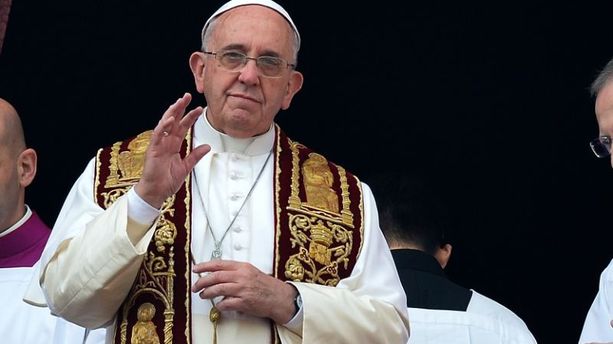 "Urbi et Orbi" : le pape François condamne la "persécution brutale" des minorités