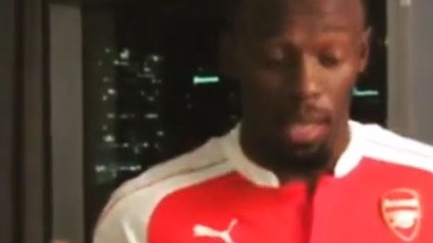 VIDÉO - Usain Bolt perd un pari et porte le maillot d’Arsenal