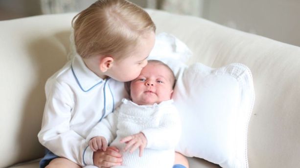 PHOTOS – Royal Babies : la petite Charlotte pose dans les bras de George