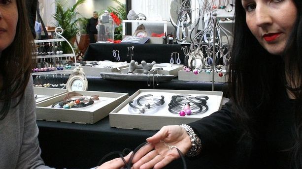 Salon Bisou : elles détournent des gaines électriques pour faire des bijoux