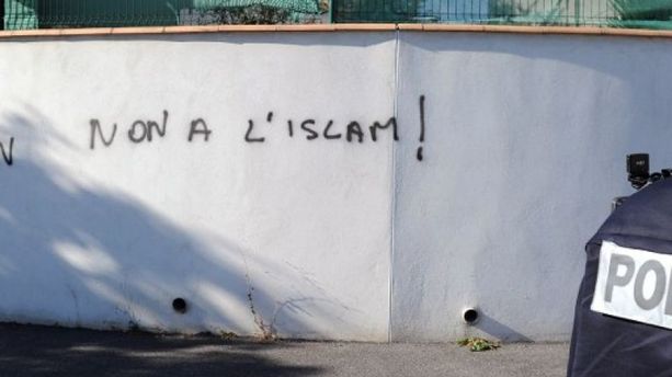 Béziers : Robert Ménard condamne des tags anti-islam près d'une mosquée