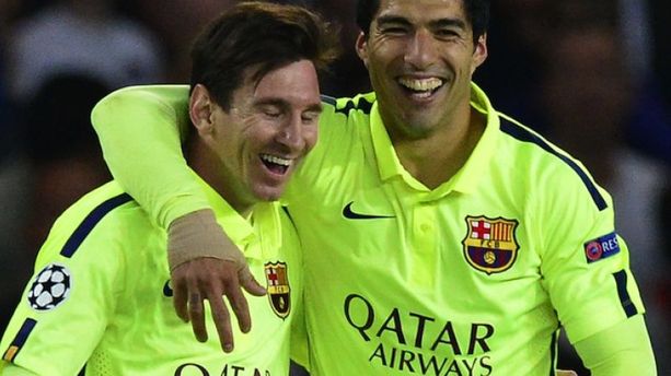 Suarez offre à Messi un pyjama... floqué d'un nain