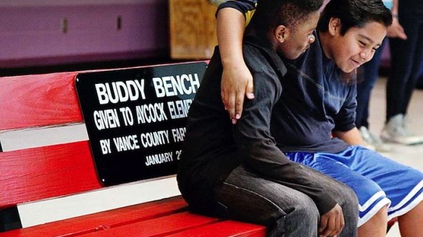 La belle histoire du jour : des élèves créent un "banc des copains"