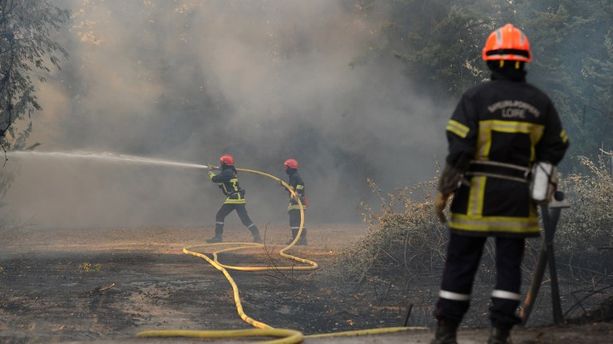VIDÉO - Incendie dans les Bouches-du-Rhône : un mégot suspecté, 800 hectares ravagés et toujours 800 pompiers mobilisés