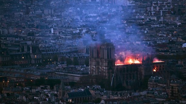 Incendie de Notre-Dame : un dysfonctionnement du système électrique ou une cigarette mal éteinte à l'origine du feu ?