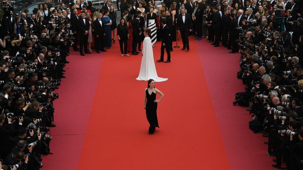 VIDÉO - Cannes 2018 : Julianne Moore, Louise Bourgoin et Irina Shayk montent les marches pour "Yomeddine"
