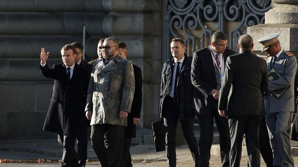 VIDÉO - Macron et ses invités descendent la Seine en péniche pour se rendre au One Planet Summit