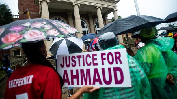 Meurtre raciste d'Ahmaud Arbery aux Etats-Unis : trois hommes formellement inculpés 