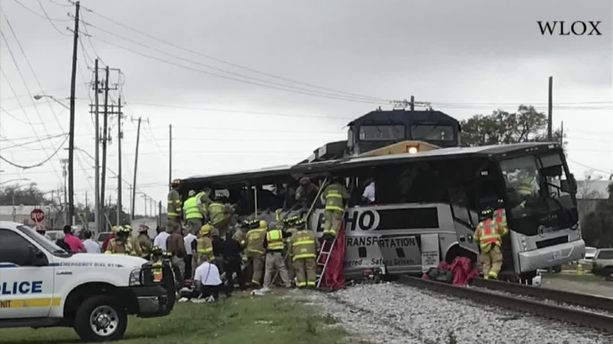 VIDÉO - Collision mortelle entre un train et un autocar dans le Mississippi : une  "scène chaotique"