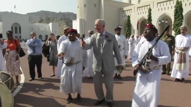 En visite à Oman, le Prince Charles participe à la "danse de l'épée"