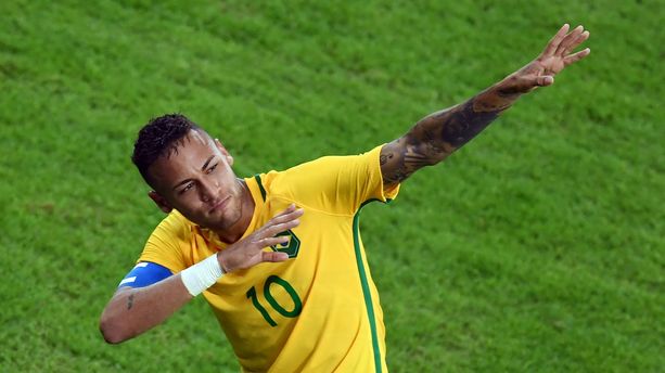 VIDÉO - Dribbles "insolents", déboires judiciaires, "prosélytisme": quand Neymar suscite la polémique 