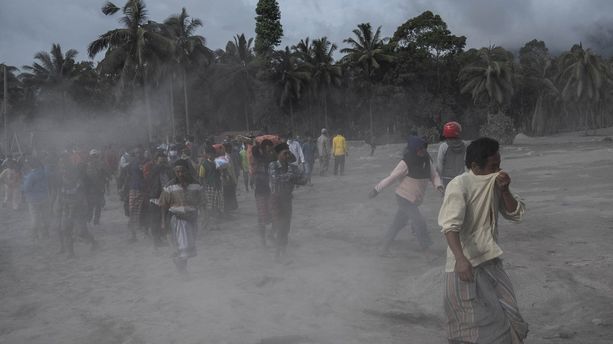 VIDÉO - Indonésie : l'éruption du volcan Semeru fait au moins 13 morts, des milliers d'habitants ont fui Java