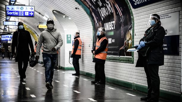 Les règles de distanciation et le masque obligatoire dans le métro parisien, en mai 2020.