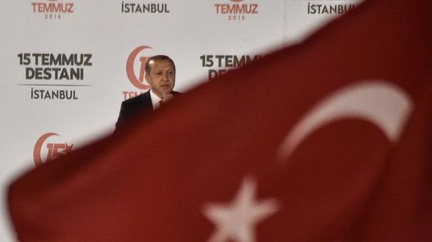 Un an après le putsch raté, le président turc Recep Erdogan promet d'"arracher la tête des traîtres"