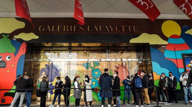 VIDÉO - Galeries Lafayette : applaudissements et haie d'honneur pour la réouverture  