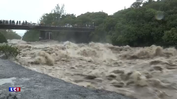 VIDÉO - La Réunion : les images impressionnantes des inondations, à l'approche de la tempête Berguitta