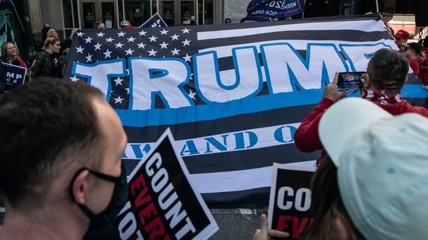 Des partisans de Donald Trump manifestent dans les rues de Philadelphie (Pensylvanie)