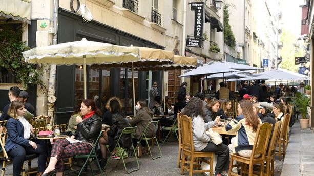 Plusieurs villes commencent à revenir sur le dispositif des terrasses éphémères. Finis les terrasses et les cafés qui s'installent gratuitement sur les trottoirs ou sur certaines places de parking.