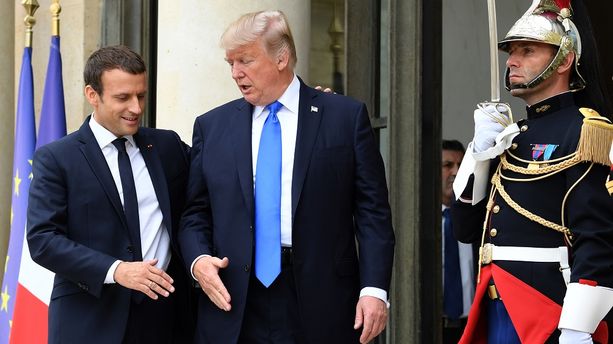 VIDÉO - Grands sourires et tapes dans le dos : Macron et Trump jouent les meilleurs amis du monde à Paris
