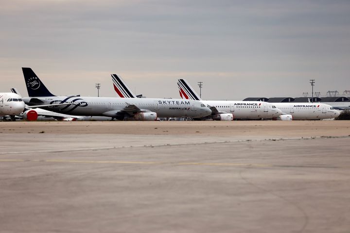 Grève dans les aéroports de Paris : un terminal de Roissy bloqué, des retards d'