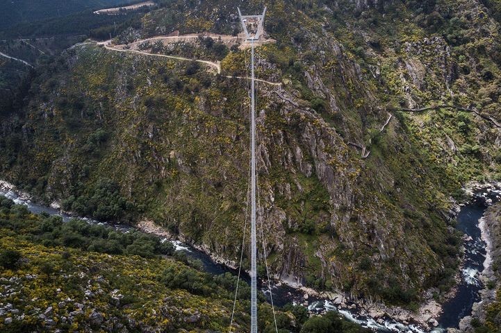 VIDÉO - Pont pédestre suspendu le plus long du monde : ces images vont vous donner le vertige
