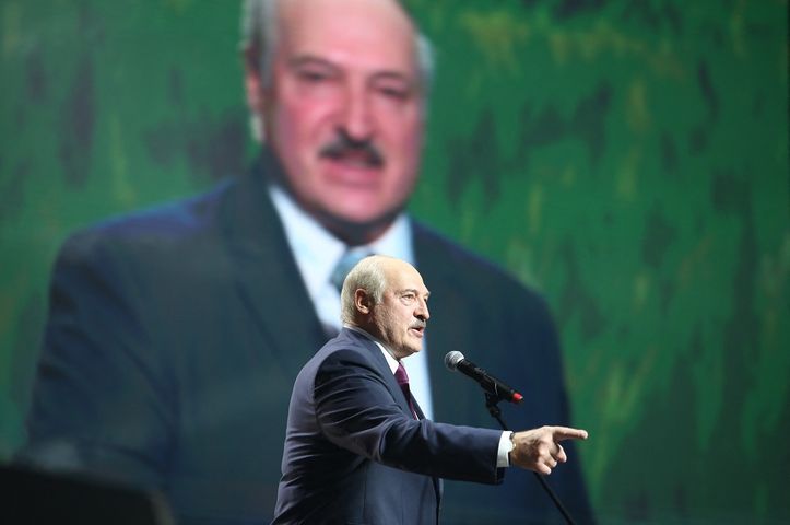 VIDÉO - Qui est Alexandre Loukachenko, le président biélorusse qui défie l'UE ?