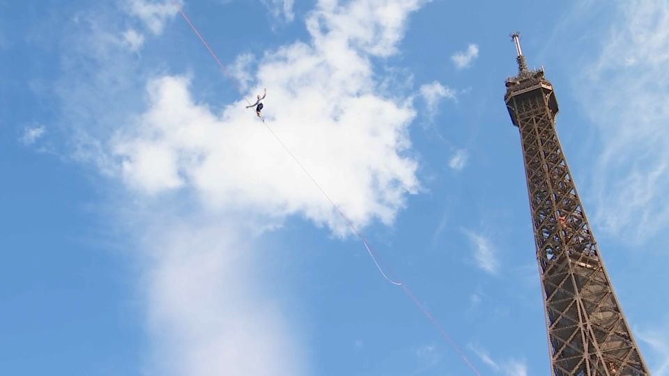 Paris : le funambule Nathan Paulin a réussi sa traversée de la Seine à 70 mètres de hauteur